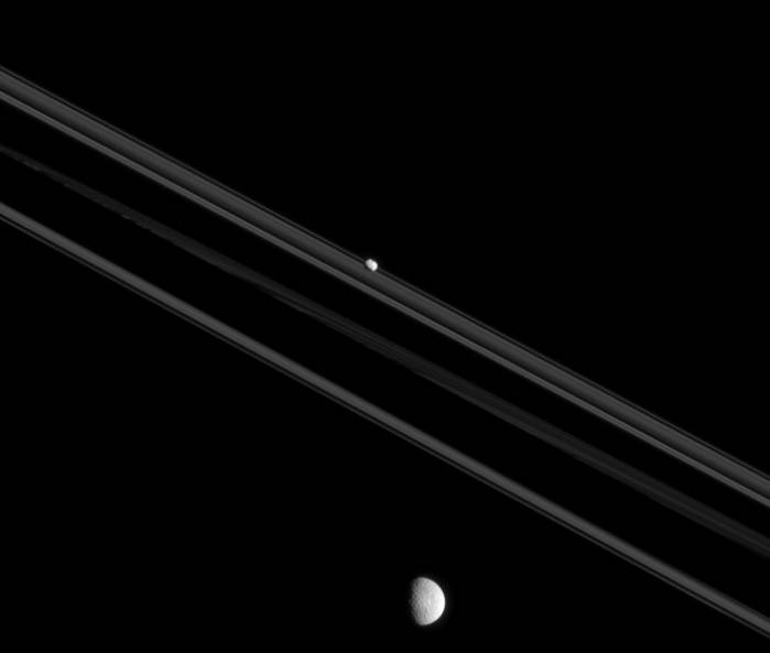 Мимас и Пандора на фоне колец Сатурна. 