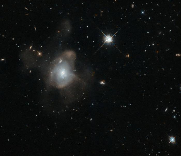 Галактика 2MASX J16270254 + 4328340. 