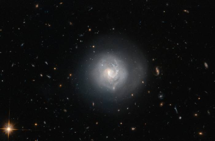 Линзовидная галактика Mrk 820.