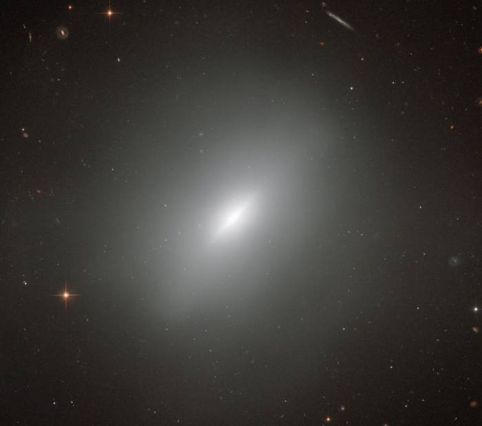 Эллиптическая галактика NGC 3610. 