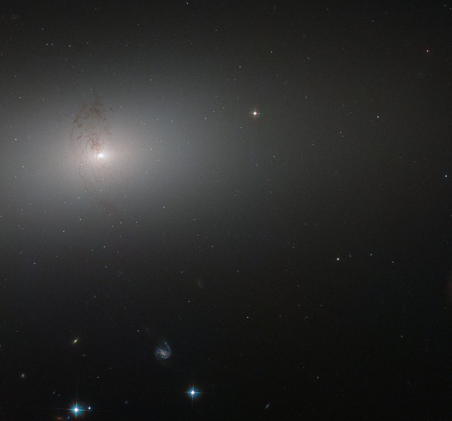 Эллиптическая галактика NGC 2768. 