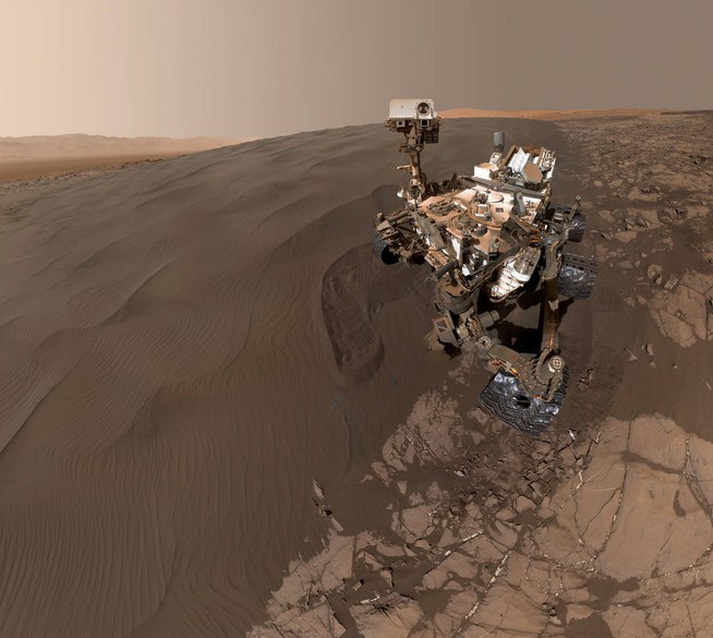 Марсоход «Curiosity» на фоне дюны Намиб.