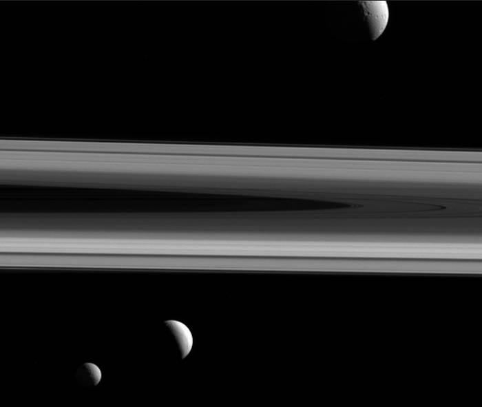 Трио спутников Сатурна - Тетис, Энцелад и Мимас.