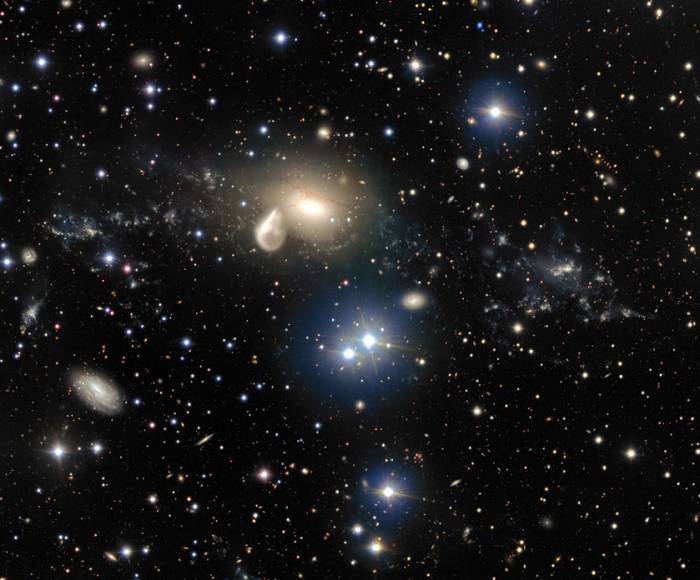 Эллиптическая галактика NGC 5291 и её окрестности.