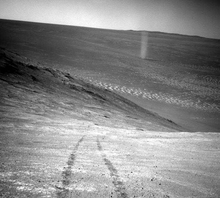 «Пылевой дьявол» на Марсе. 