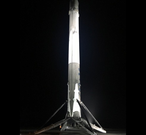 Первая ступень «Falcon 9» после мягкой посадки.
