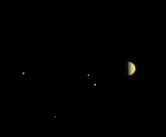Юпитер и его крупные спутники - Ио, Европа, Ганимед и Каллисто глазами «Juno». Снимок был сделан 21 июня 2016 года с расстояния в 10,9 миллионов километров от Юпитера.