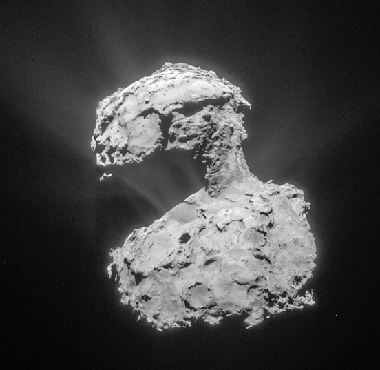  Фотография кометы 67P/Чурюмова — Герасименко, сделанная при прохождении кометы перигелия в августе 2015 года.