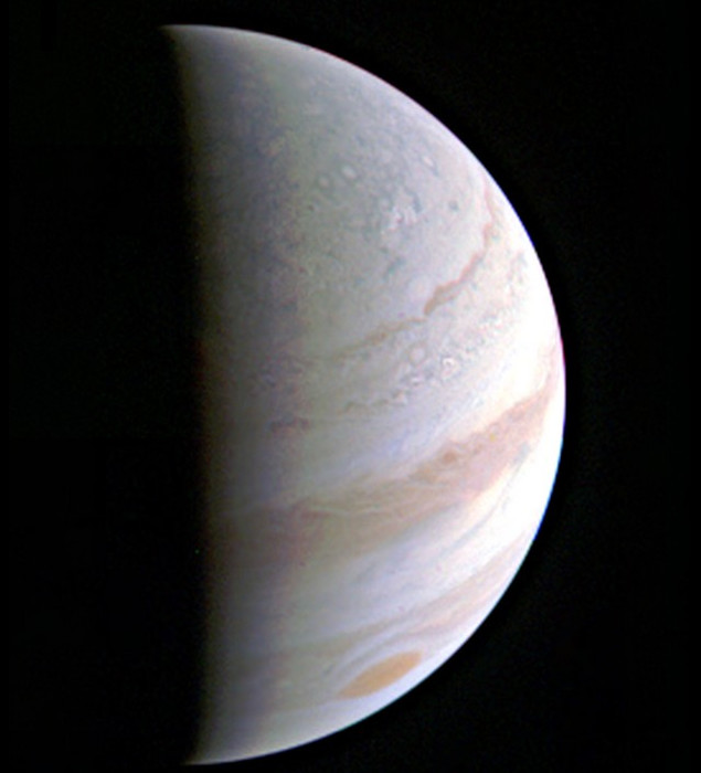 Юпитер глазами аппарат «Juno». Снимок сделан 27 августа 2016 года с расстояния 703 тысяч километров от Юпитера.