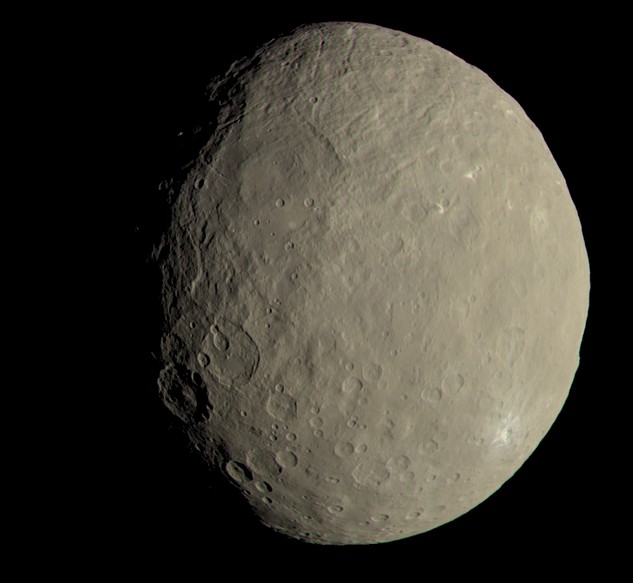 Космический аппарат Dawn делает новые фотографии Цереры с не менее высокой орбиты