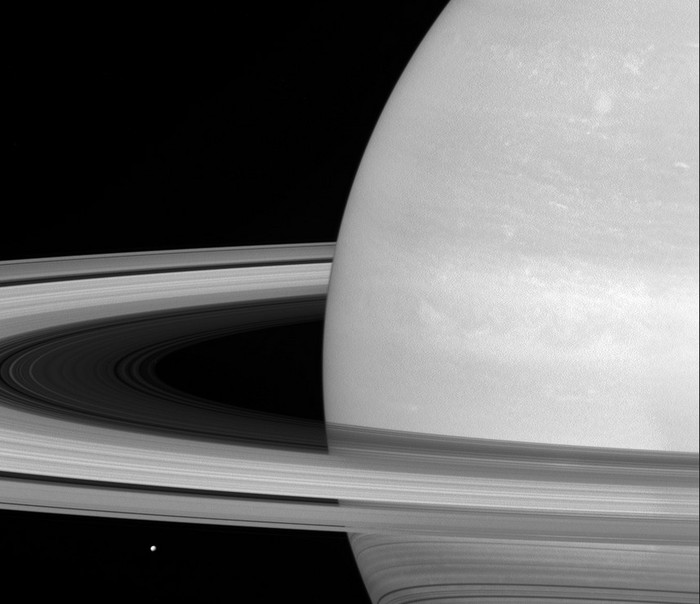 Мимас и кольца Сатурна