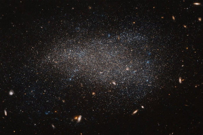 Карликовая галактика NGC 4789A.