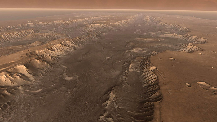Долина Valles Marineris в экваториальном регионе Марса.