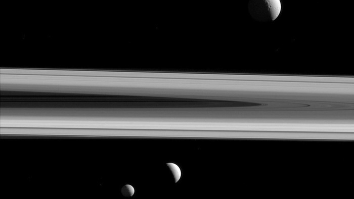 Сатурн с его лунами Тетис, Энцелад и Мимас.