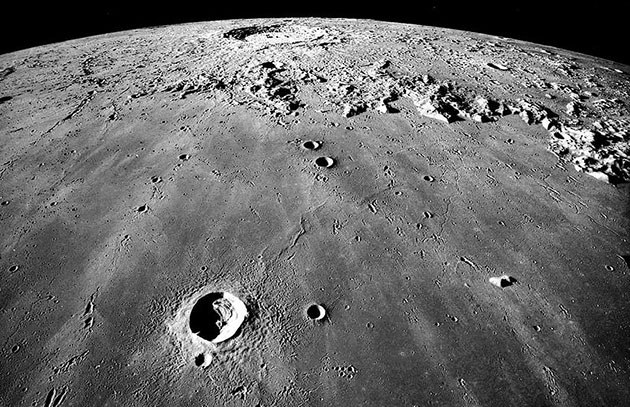 Вид на лунную поверхность с Морем Дождей и кратером Коперника.