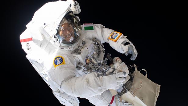 Ремонт в открытом космосе всегда связан с риском для жизни космонавта.