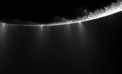Гейзеры Энцелада. Фото NASA.
