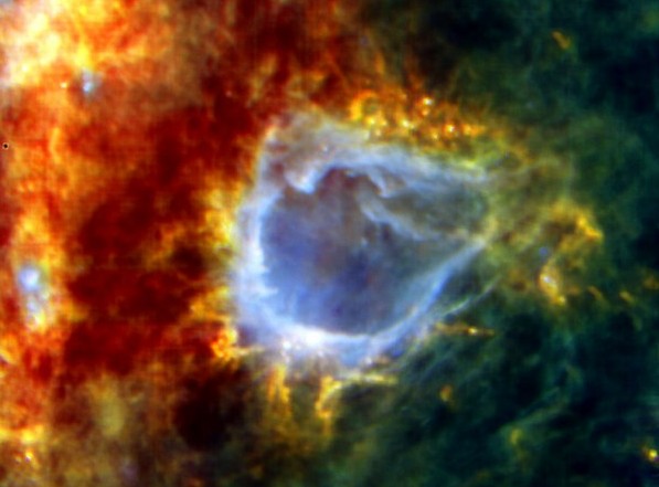 Расположенный в центре оболочке большого пузыря зародыш звезды, похоже, готов превратиться в одну из самых ярких звезд в Галактике. Фото ESA/PACS/SPIRE/HOBYS Consortia
