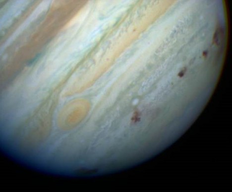 Следы столкновения Юпитера с обломками кометы Шумейкеров-Леви 9. Фото NASA