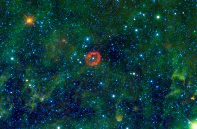  "Космический поцелуй" - облако разлетающейся материи звезды-гиганта V385 Carinae.