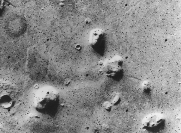 Оригинальный снимок "Лицо на Марсе”, сделанный Викингом 1 в 1976 году. Фото NASA