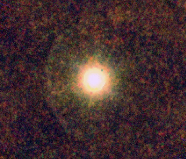 Звезда IRC +10216 окружена большим объемом высокотемпературного водяного пара. Фото ESA/PACS/SPIRE/MESS Consortia