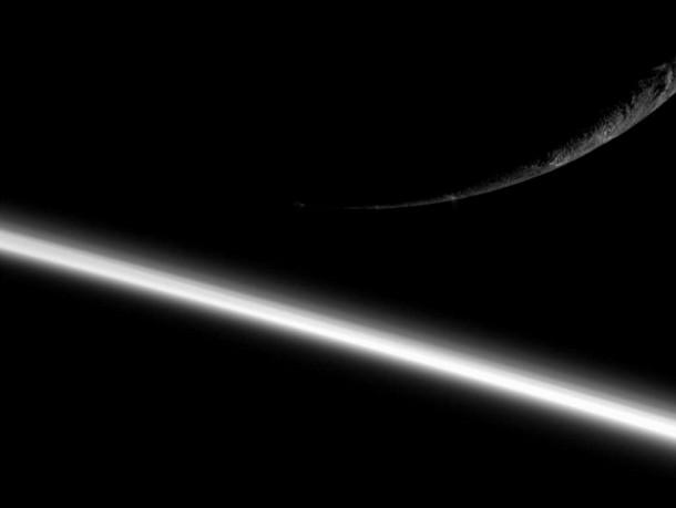 Энцелад на фоне Сатурна. Фото NASA/Space Science Institute
