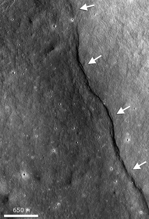 Уступ близ кратера Gregory. Фото NASA / Goddard / Arizona State University / Smithsonian