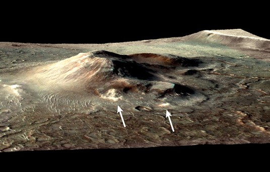 Вулкан Nili Patera. Стрелками показаны залежи кремниевой кислоты на его склонах. Фото NASA/JPL-Caltech/MSSS/JHU-APL/Brown Univ