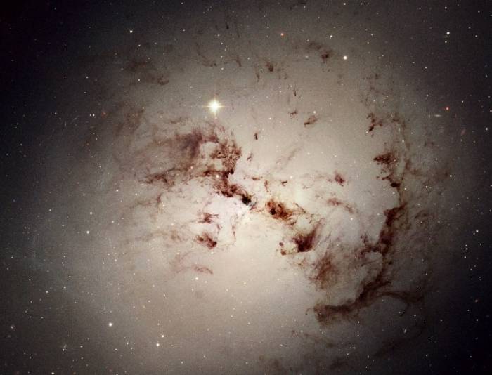 Галактика NGC 1316. Фото NASA, ESA, and The Hubble Heritage Team STScI/AURA)