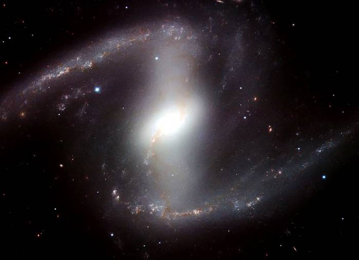 Галактика NGC 1365. Фото ESO