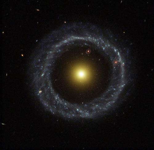 Галактика Хога. Фото NASA, R. Lucas (STScI/AURA)
