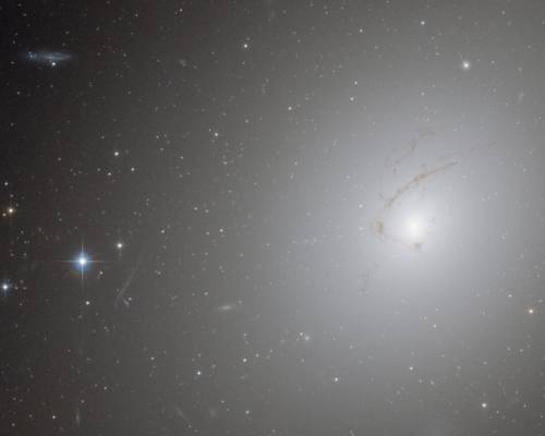 Галактика NGC 4696. Фото ESA/Hubble/NASA