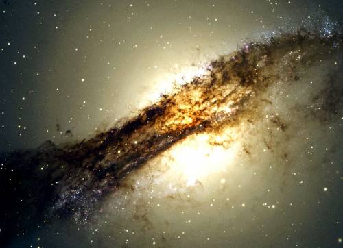 Галактика Центавр A (NGC 5128). Фото ESO