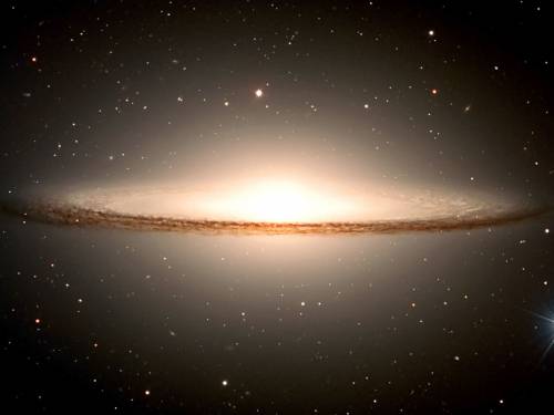 Галактика М104 или "Сомбреро". Фото ESO
