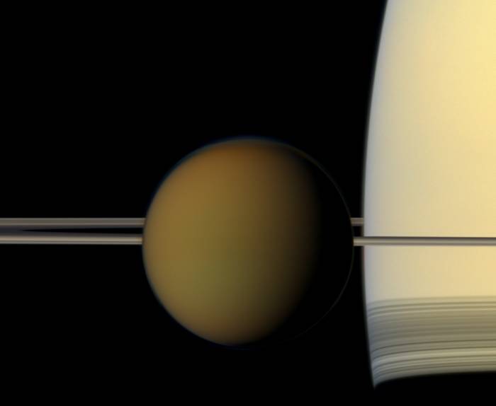 Титан на фоне Сатурна и его колец. 