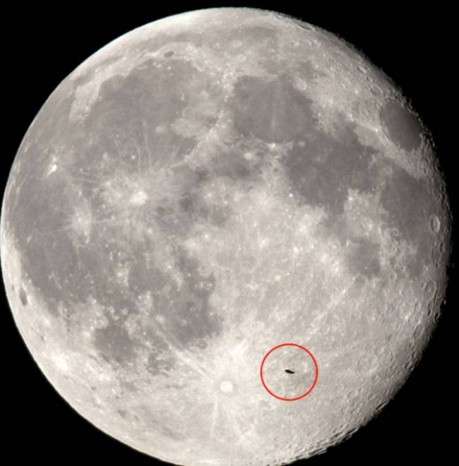 НЛО на фоне диска Луны.