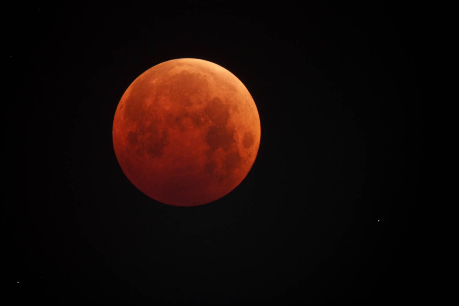 Луна во время полного затмения, которое произошло 8 октября 2014 года