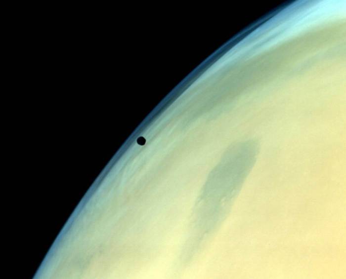 Фобос на фоне Марса. 