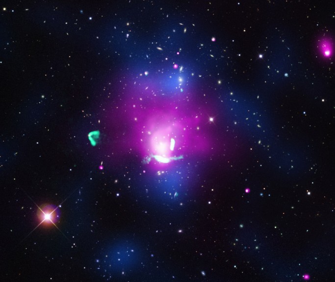 Астрономы показали "Космического феникса" в скоплении галактик Abell 1033. Изображение состоит из данных наблюдения в видимом, рентгеновском и радиодиапазоне длин волн. 