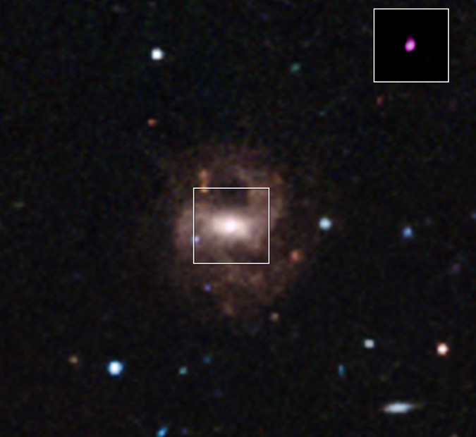 Галактика RGG 118. В вкладке сверхмассивная черная дыра в её центре в видении телескопа «Чандра» .