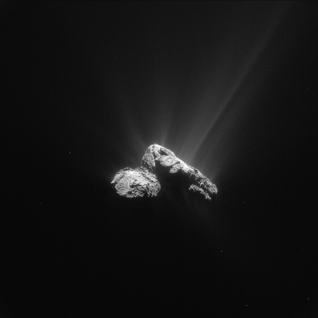 Комета 67P/Чурюмова-Герасименко. Фотография была получена 30 июля 2015 года с расстояния 178 километров от поверхности кометы. 