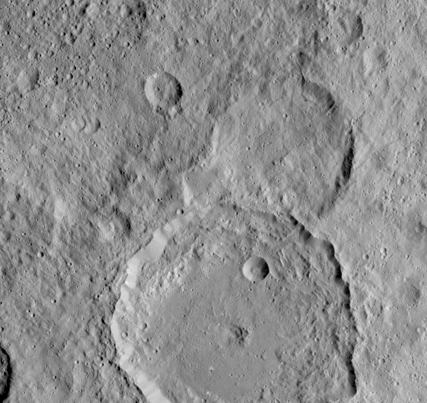 Снимок кратера Гауэ от аппарата «Рассвет». Гауэ – немецкая богиня, которой делались подношения в период уборки пшеницы.