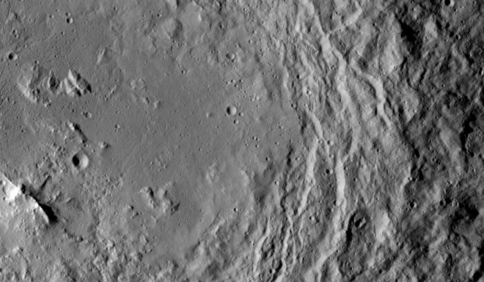 Внизу слева – горный хребет в центре кратера Урвара на Церере. 