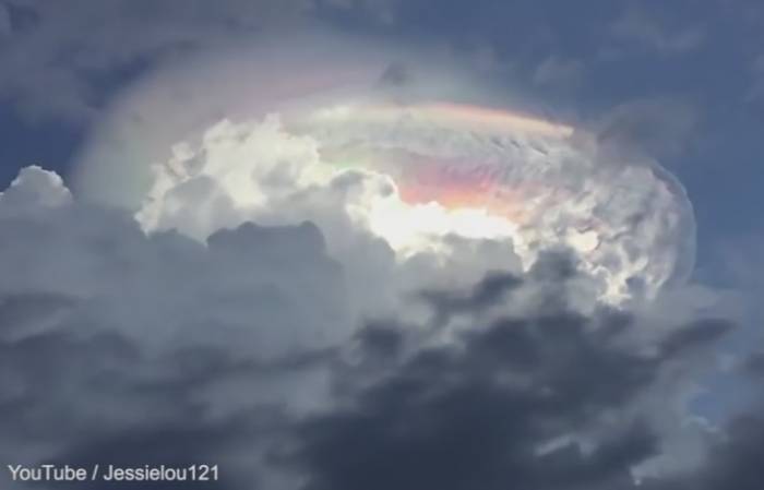 Жители Коста-Рики наблюдали в небе необычное цветное облако. 