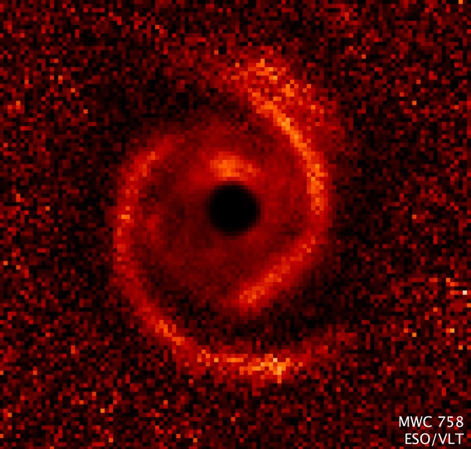 Протопланетный диск в форме спирали системы MWC 758. Диаметр диска составляет 16 миллиардов километров. Изображение было выполнено при помощи телескопа VLT.