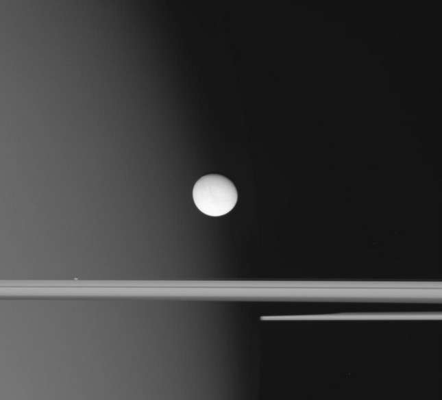 Энцелад на фоне «туманного» Сатурна.