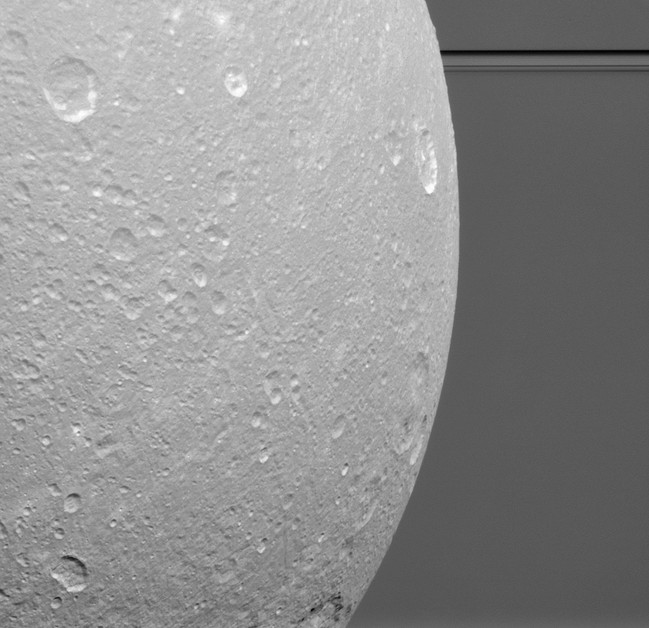 Диона на фоне колец Сатурна. 