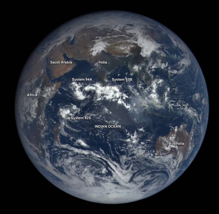 Космический аппарат DSCOVR увидел три потенциальных тропических циклона на Земле.