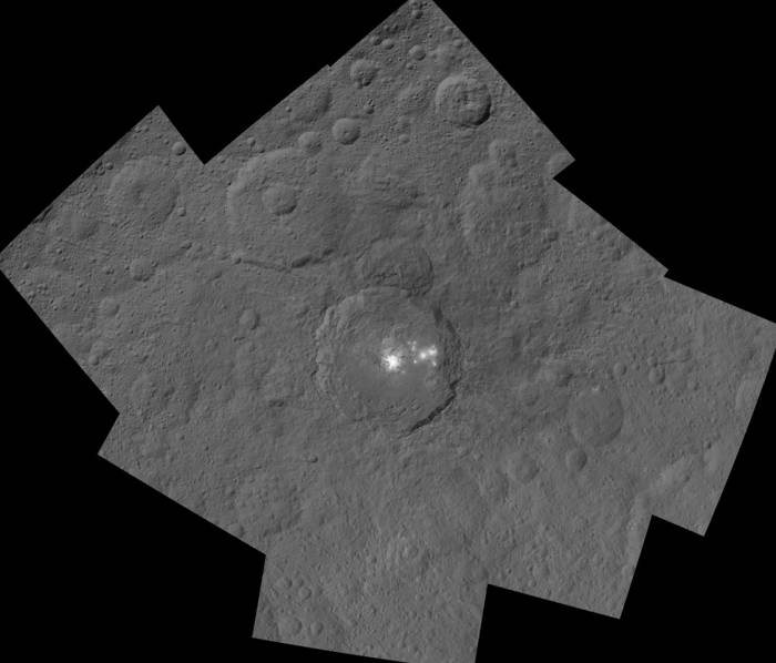 Загадочные яркие пятна в кратер Оккатор.